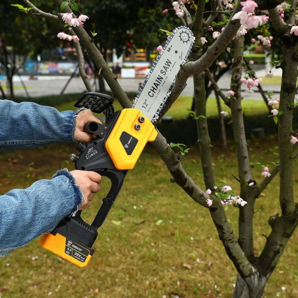 Аккумуляторная пила Deko DKCHS 20 085-2000 (с 2-мя АКБ)