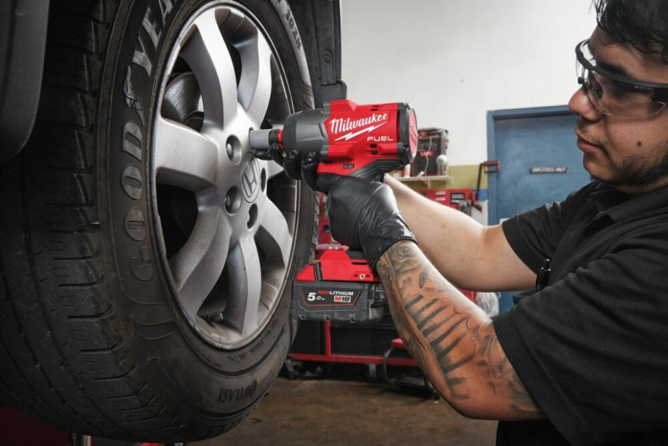 Гайковерт Milwaukee M18 FUEL M18FHIW2F12-502X 4933492783 (с 2-мя АКБ, кейс)