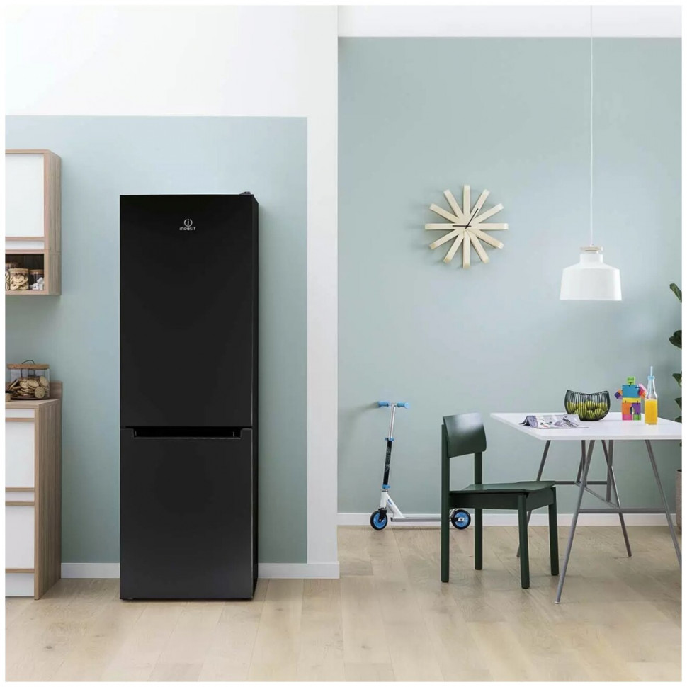 Холодильник с нижней морозильной камерой Indesit DS 318 B
