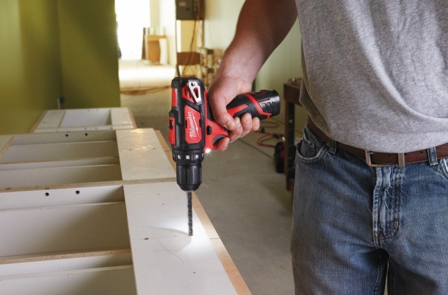 Дрель-шуруповерт Milwaukee M12 BDD-202C