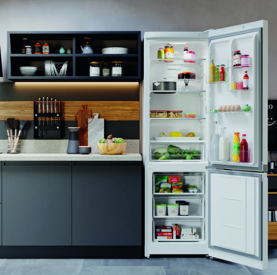 Холодильник с морозильником Hotpoint-Ariston HT 5201I W