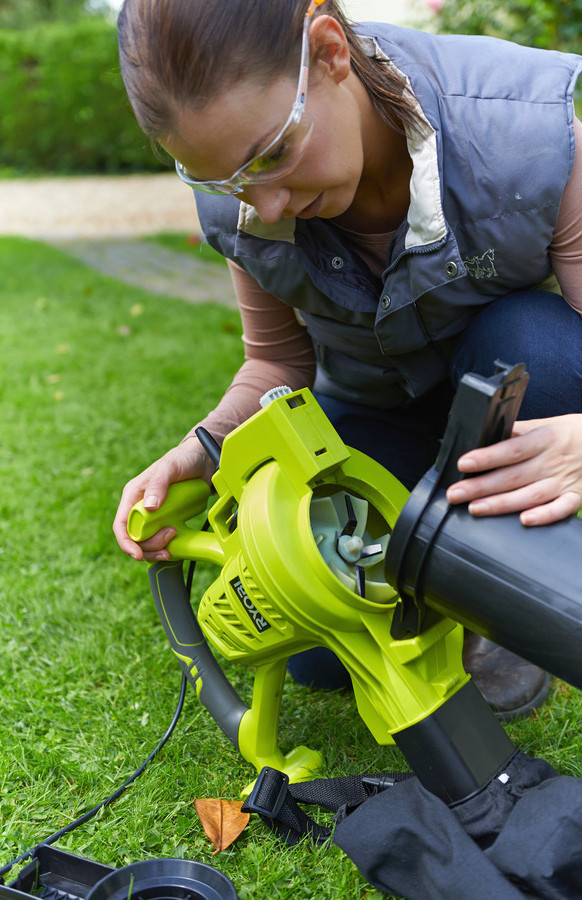 Садовый электропылесос-воздуходувка Ryobi RBV3000CSV