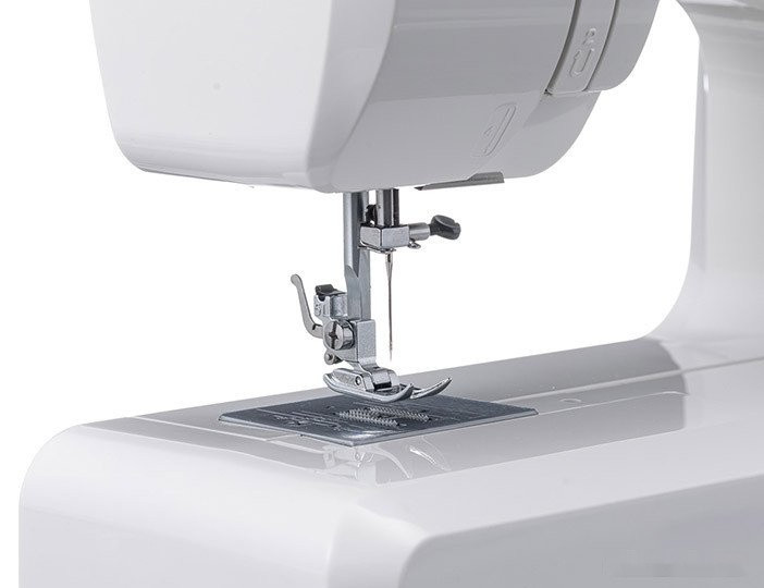 Электромеханическая швейная машина Janome ART67
