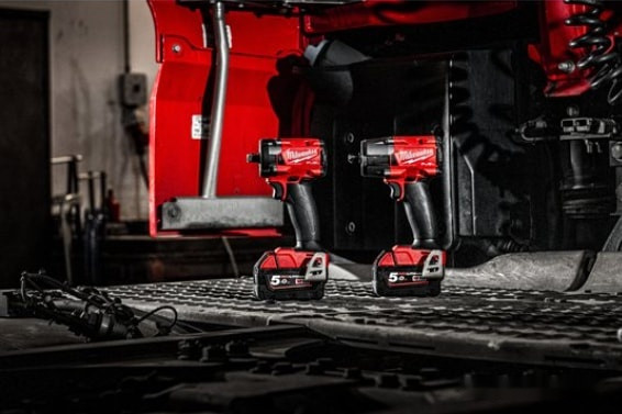 Гайковерт Milwaukee M18 FIW2F12-502X 4933478444 (с 2-мя АКБ, кейс)
