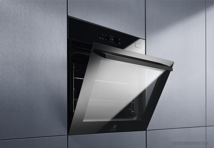 Духовой шкаф Electrolux SteamBoost 800 COB8S39WZ