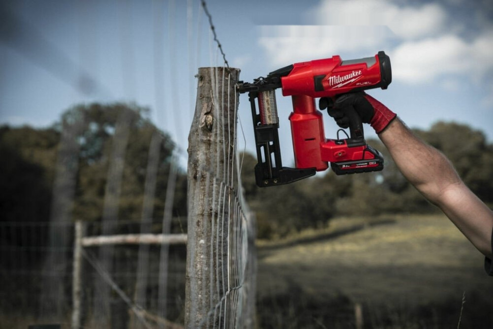 Milwaukee M18 FUEL M18FFUS-302C 4933479832 (с 2-мя АКБ 3 Ач, кейс)