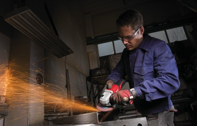 Угловая шлифмашина Milwaukee AGV 15-125 XC