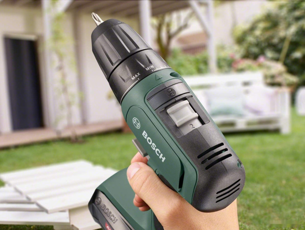 Дрель-шуруповерт Bosch UniversalDrill 18 06039C8002 (с 2-мя АКБ)