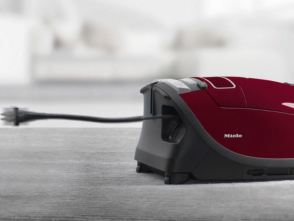 Пылесос Miele Complete C3 SGDA3 (ежевичный красный)