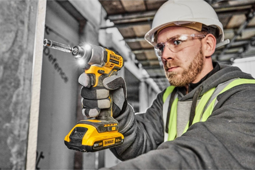 Винтоверт DeWALT DCF840D2T (с 2-мя АКБ, кейс)