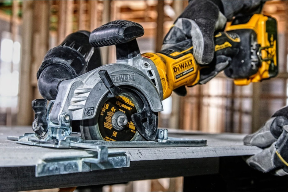 Дисковая (циркулярная) пила DeWALT DCS571P2 (с 2-мя АКБ, кейс)