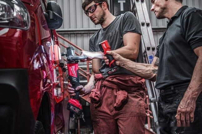 Фонарь Milwaukee M12 CML-401 (с 1-им АКБ)