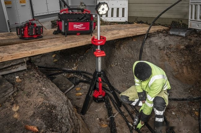Фонарь Milwaukee M18 SAL2-0 4933492486 (без АКБ)
