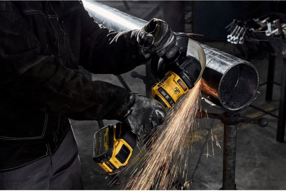 Угловая шлифмашина DeWALT DCG440N (без АКБ)