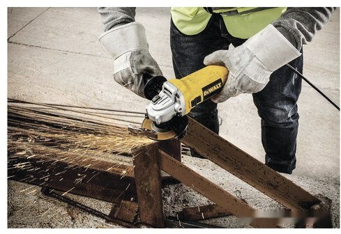 Угловая шлифмашина DeWALT DWE4117-QS