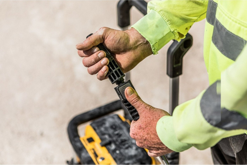 Мойка высокого давления DeWALT DCMPW1600N (без АКБ)
