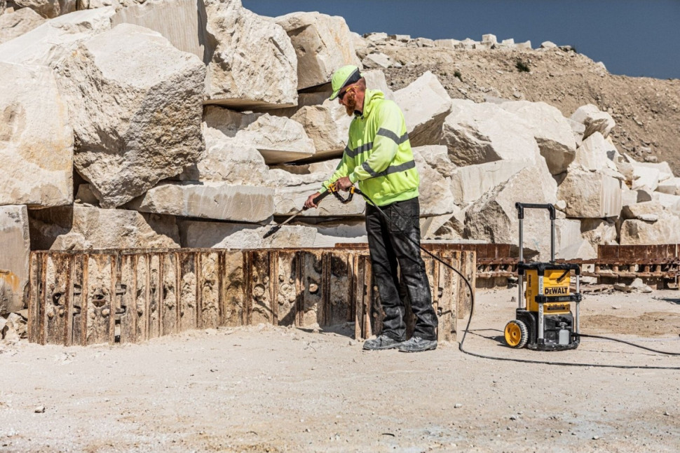 Мойка высокого давления DeWALT DCMPW1600N (без АКБ)
