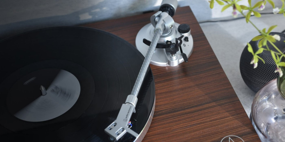 Виниловый проигрыватель Audio-Technica AT-LPW50BT-RW