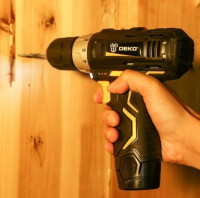 Дрель-шуруповерт Deko GCD12DU3 063-4115 (с 2-мя АКБ, кейс, набор оснастки)