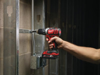 Дрель-шуруповерт Milwaukee M18 BDD-402C