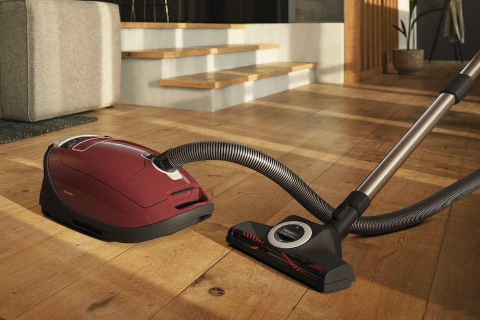 Пылесос Miele Complete C3 Cat & Dog SGEF5 (бордовый)