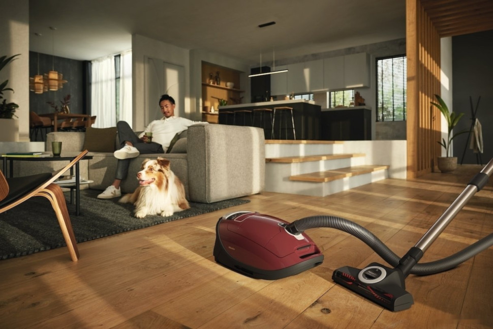 Пылесос Miele Complete C3 Cat & Dog SGEF5 (бордовый)