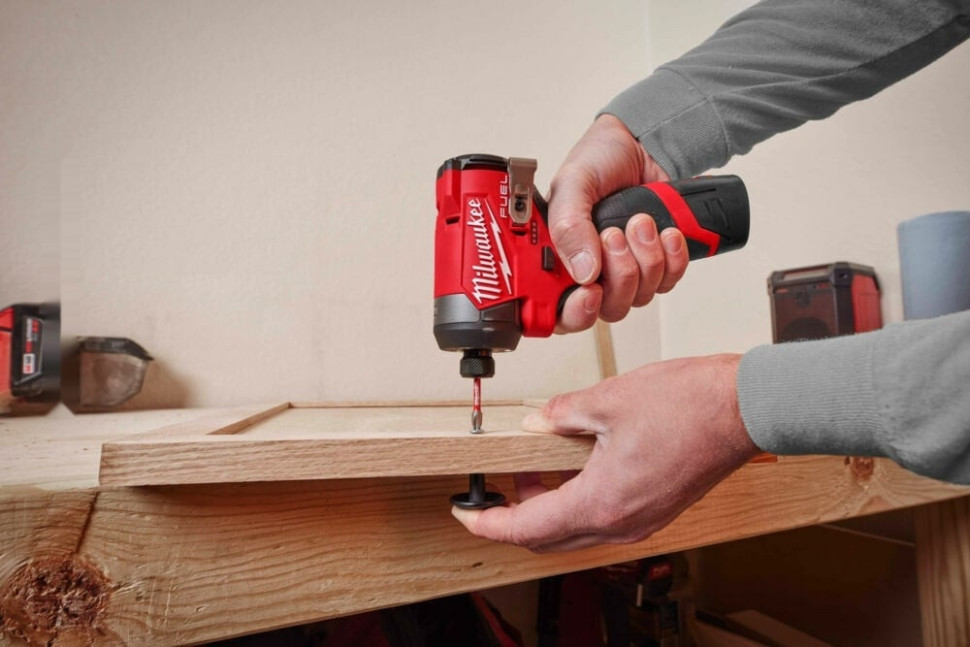 Винтоверт Milwaukee M12 FUEL M12FID2-202X 4933479877 (с 2-мя АКБ, кейс)