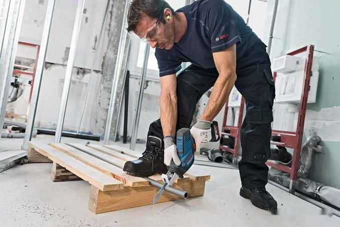 Сабельная пила Bosch GSA 18 V-LI C Professional 0615990M3Y (с 1-им АКБ 4 Ah)