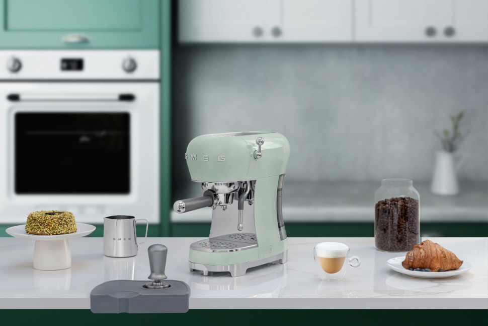 Рожковая кофеварка Smeg ECF02PGEU