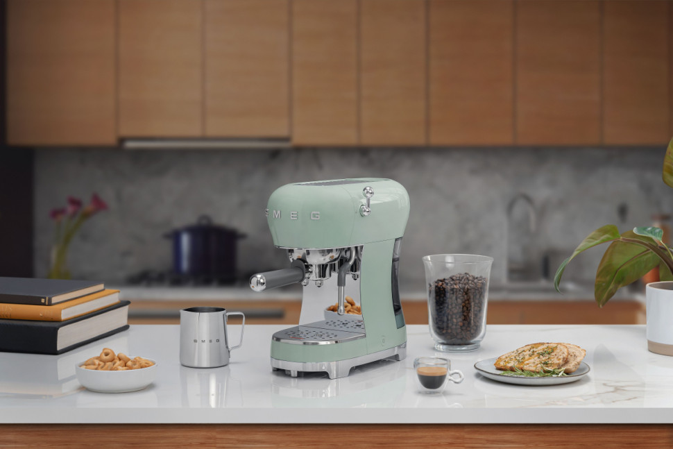 Рожковая кофеварка Smeg ECF02PGEU