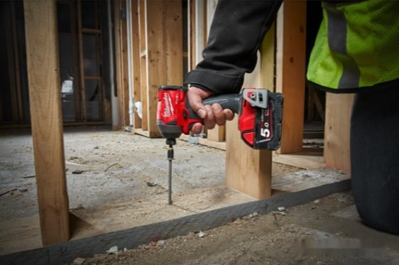 Винтоверт Milwaukee M18 FID2-0X 4933464088 (с 2-мя АКБ, кейс)