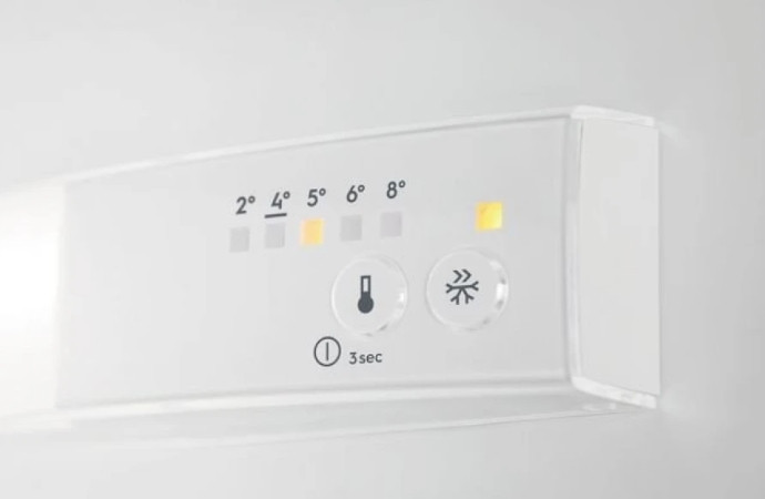 Мини-холодильник Electrolux LFB3AE82R