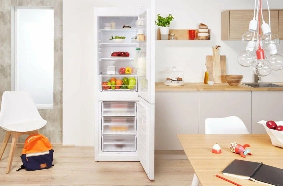 Холодильник с нижней морозильной камерой Indesit ES 16