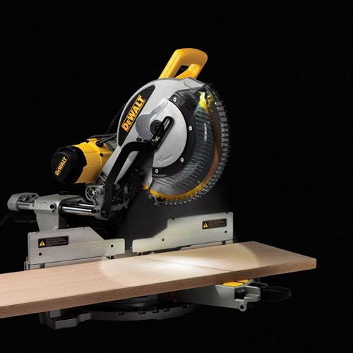 Торцовочная пила DeWALT DWS780