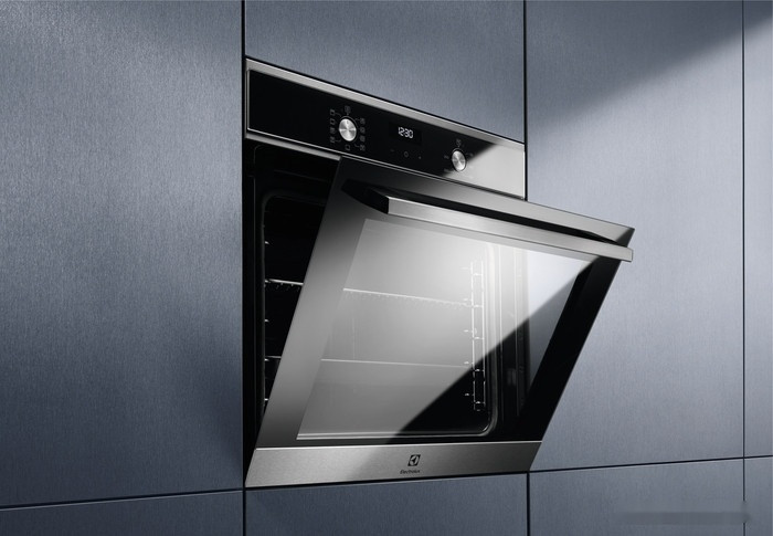 Духовой шкаф Electrolux SurroundCook 600 EOF5H50BX