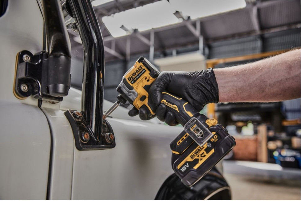 Винтоверт DeWALT DCF850NT (без АКБ, кейс)