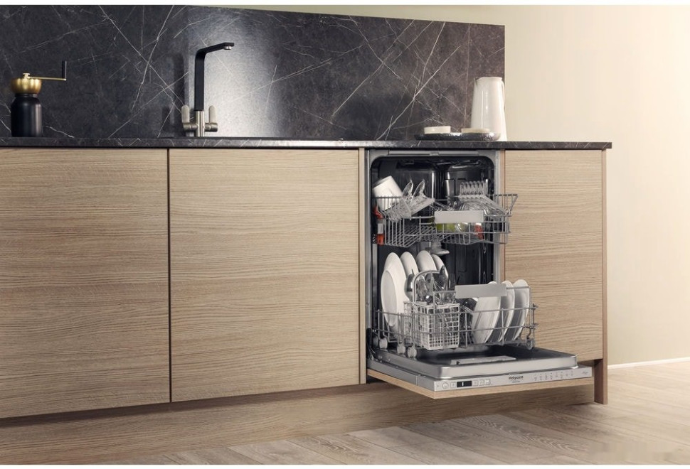 Посудомоечная машина Hotpoint-Ariston HSIC 3T127 C