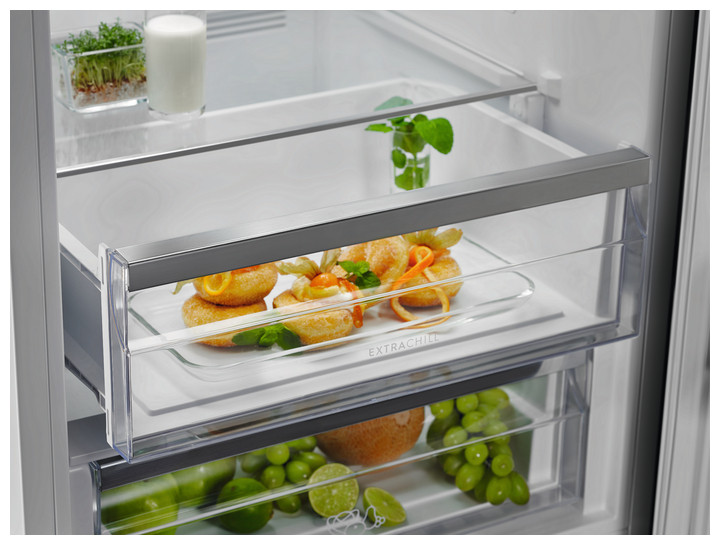 Холодильник с морозильником Electrolux LNT7ME34G1