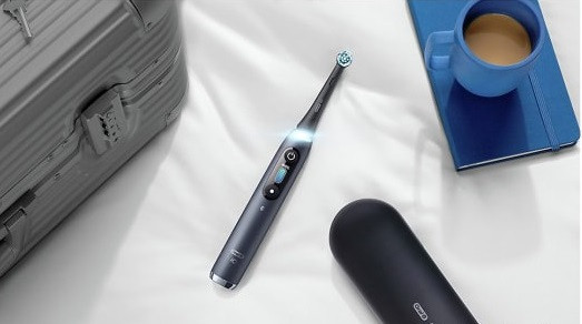 Электрическая зубная щетка Oral-B iO 8n (черный, 1 насадка)