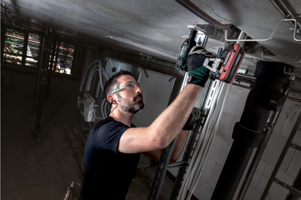Ударный гайковерт Metabo SSW 18 LTX 300 BL 602395800 (с 2-мя АКБ, кейс)
