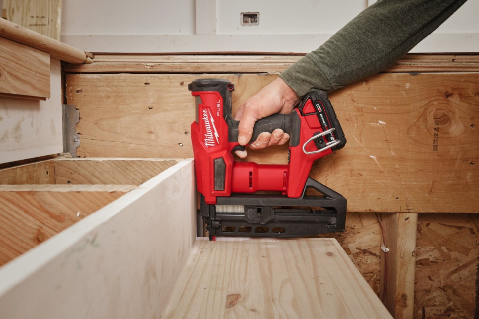 Гвоздезабиватель Milwaukee M18 FN16GS-0X Fuel 4933493353 (без АКБ, кейс)