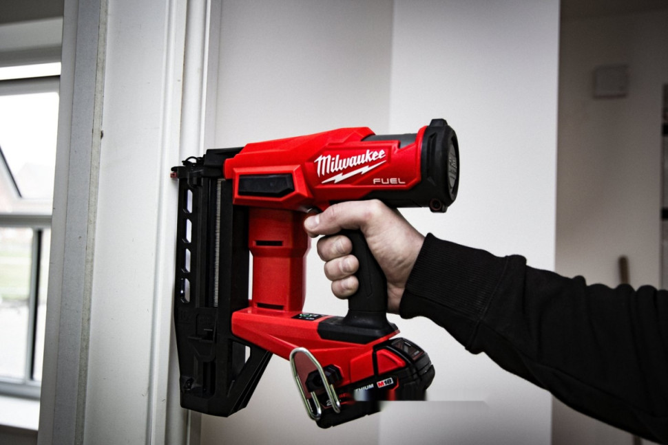 Гвоздезабиватель Milwaukee M18 FN16GS-0X Fuel 4933493353 (без АКБ, кейс)
