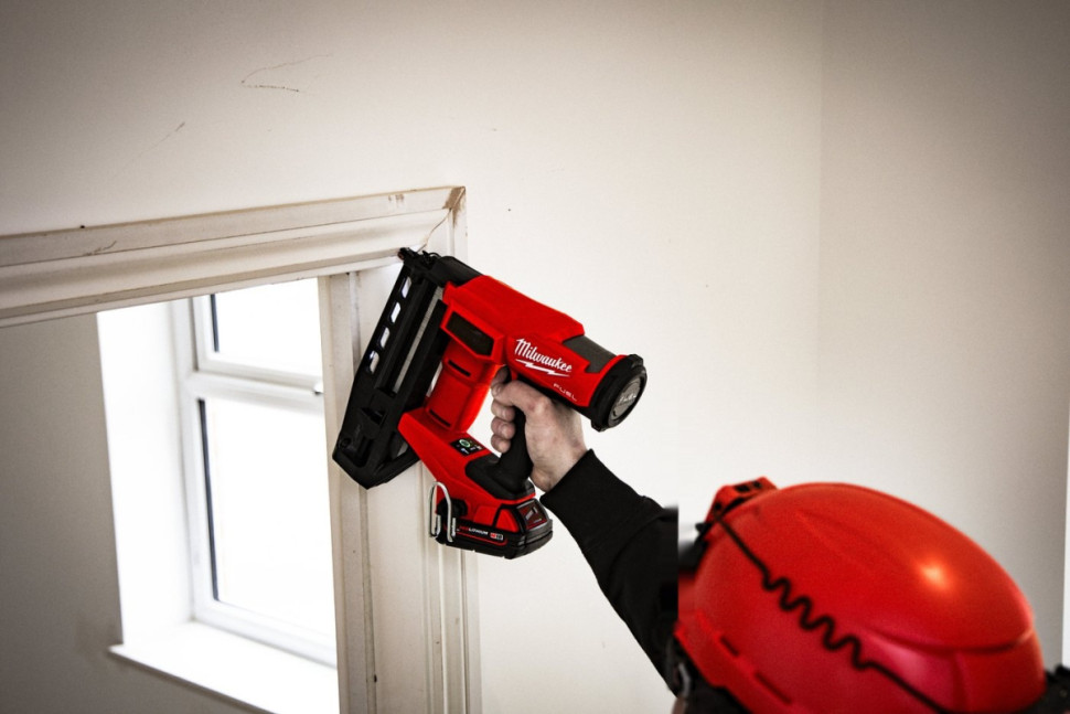 Гвоздезабиватель Milwaukee M18 FN16GS-0X Fuel 4933493353 (без АКБ, кейс)