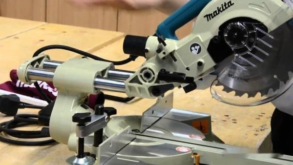 Торцовочная пила Makita LS0714FLN