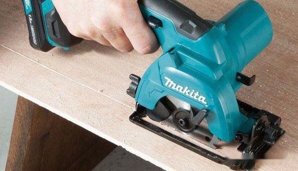 Дисковая (циркулярная) пила Makita HS301DWME (с 2-мя АКБ 4 Ah)