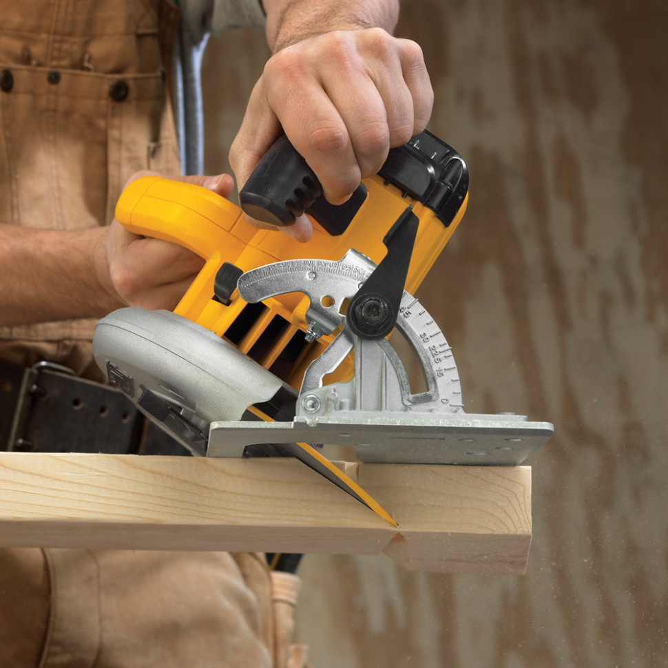 Дисковая пила DeWALT DWE576K
