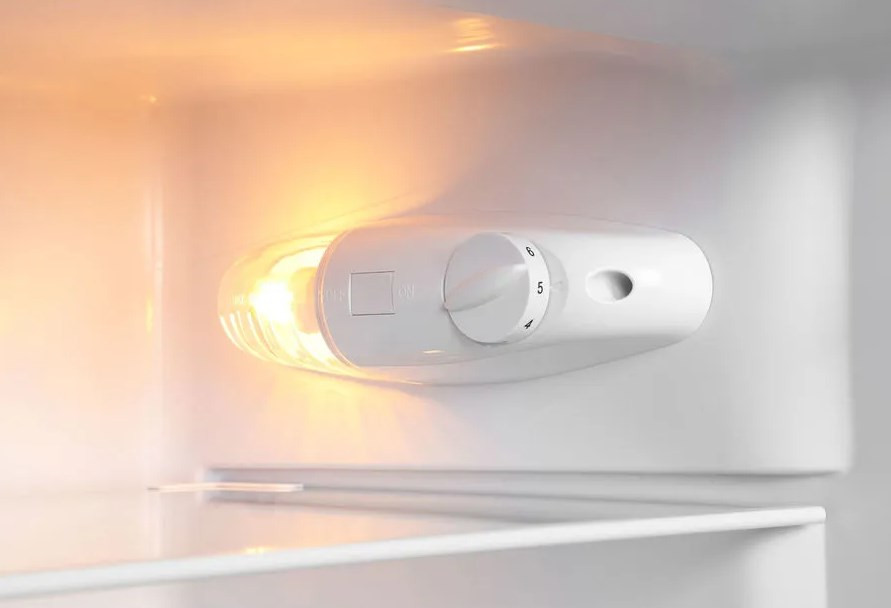 Холодильник с морозильником SunWind SCT202