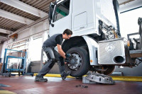 Гайковерт Bosch GDS 18V-1000 Professional 06019J8304 (с 2-мя АКБ, кейс)