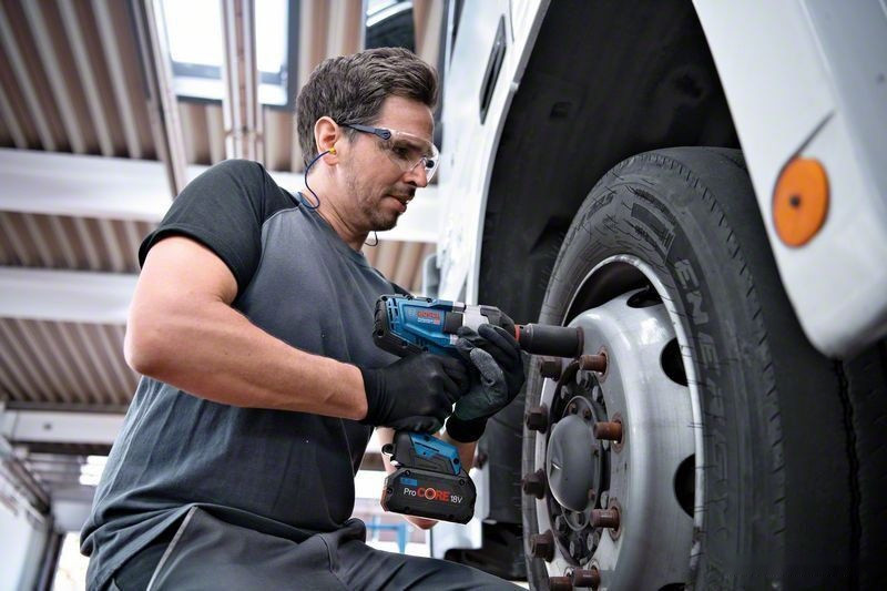 Гайковерт Bosch GDS 18V-1000 Professional 06019J8304 (с 2-мя АКБ, кейс)