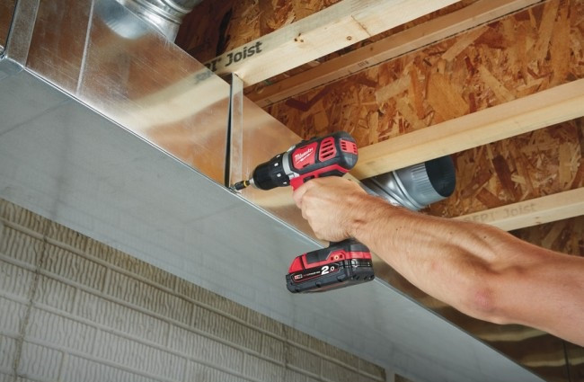 Дрель-шуруповерт Milwaukee M18 BDD-202C